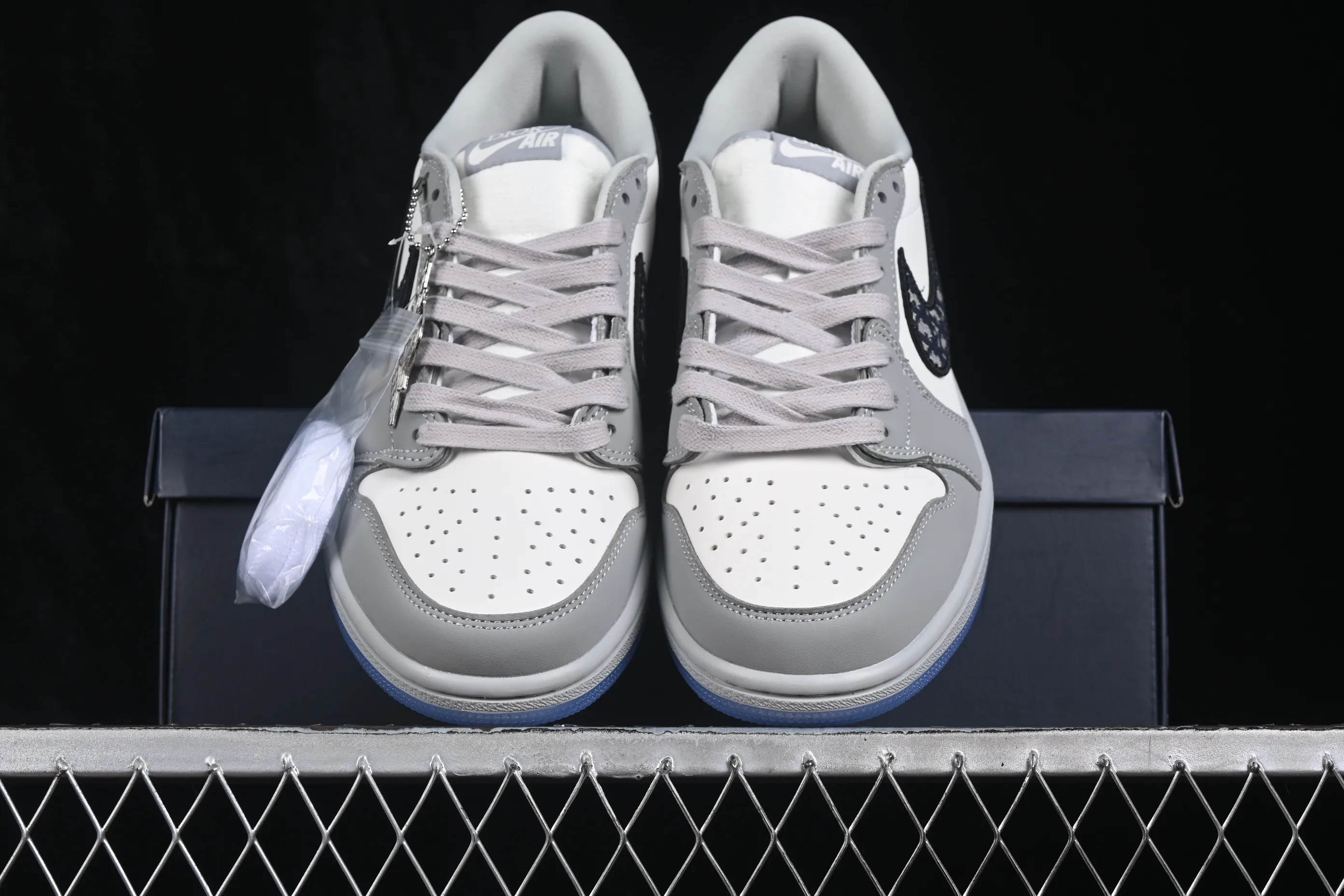 All categories Air Jordan Jordan series basketball shoes Air Jordan 1 Low Dior x Air Jordan 1 Low AJ1 Joe 1 Dior joint white gray low top CN8608-002
